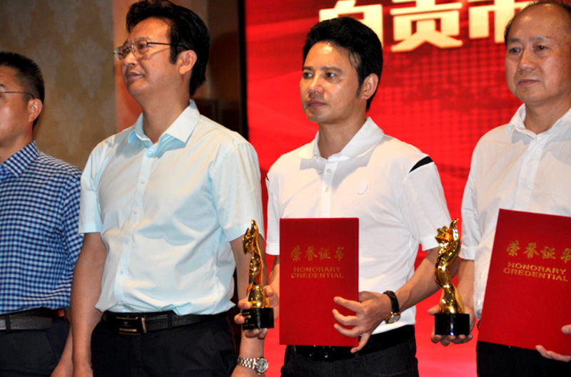 友華集團董事長吳友華榮獲2016年度十大經(jīng)濟人物殊榮